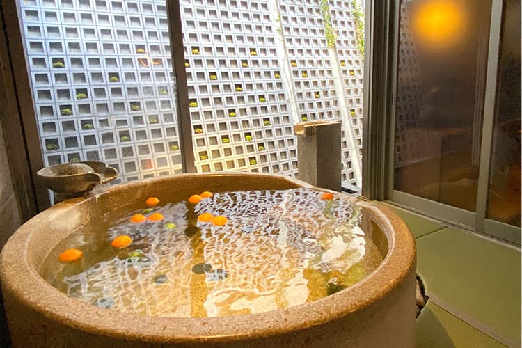 自然石切出し風呂「月」 オレンジ・ライム風呂 イメージ